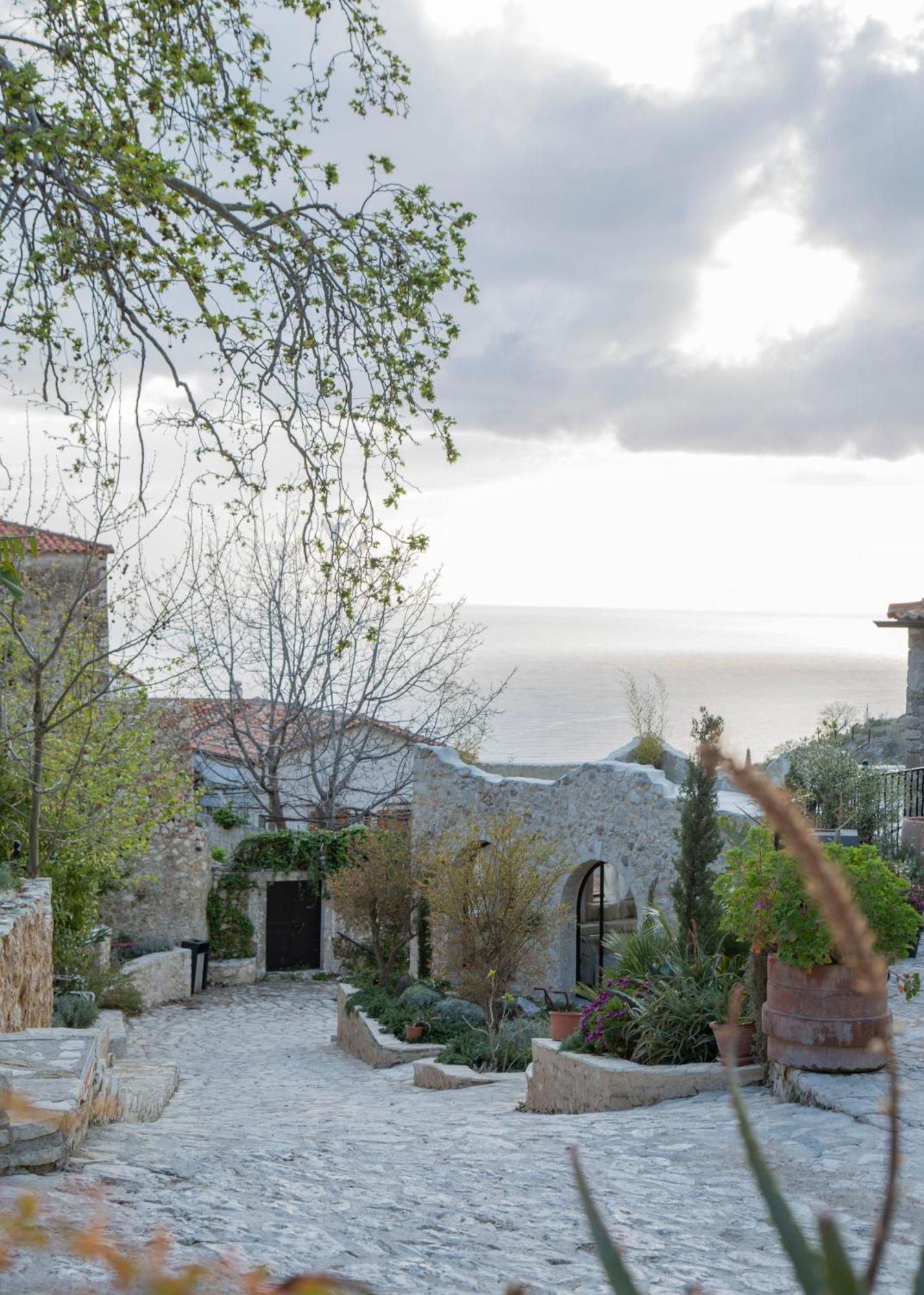 Zoe Hora Dhermi